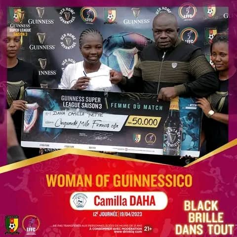 Camilla Daha reçois son titre de Women of Guinnessico des mains de Bosco Kelbakal, Vice président de As Awa